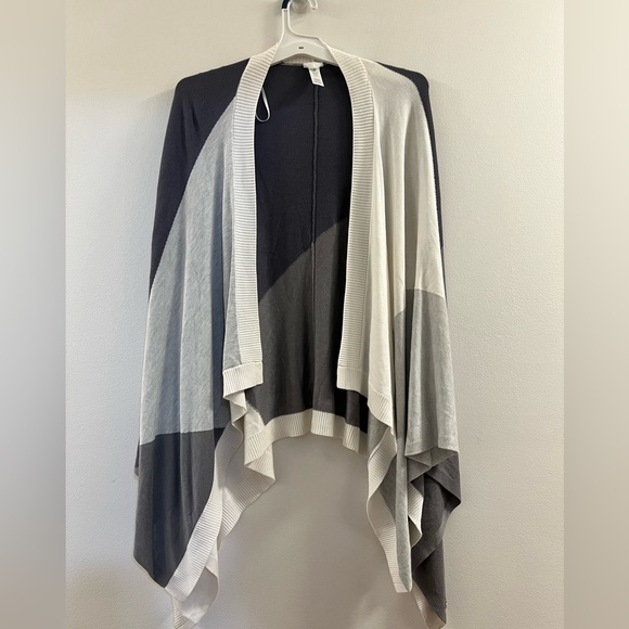 14. Lululemon Gray Color Block Hatha Wrap Sweater - Picture 15 of 16